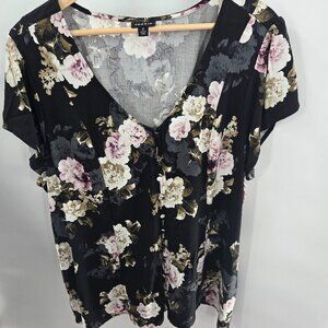 Torrid Black Floral V-Neck Decorative Buttons Short Sleeved Shirt Size 2/2X